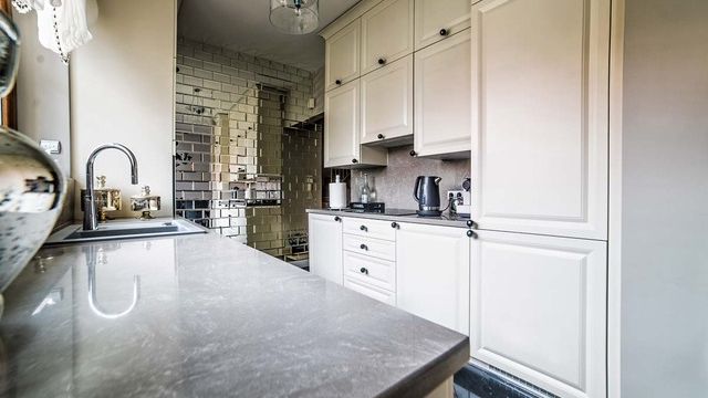 Trwały blat z granitu lub marmuru będzie ozdobą eleganckiej kuchni