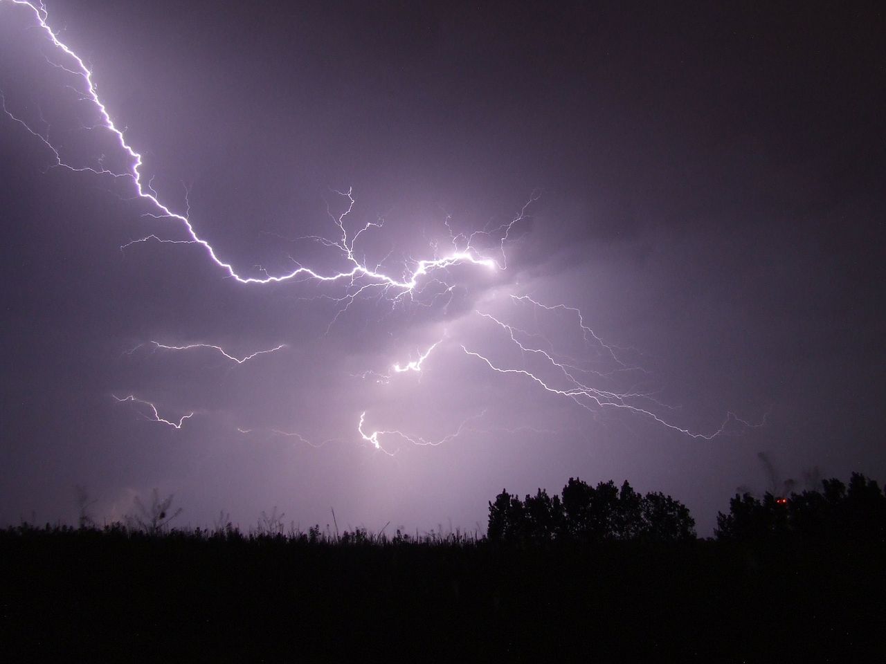 Około 25 tys. odbiorców jest pozbawionych dostaw prądu