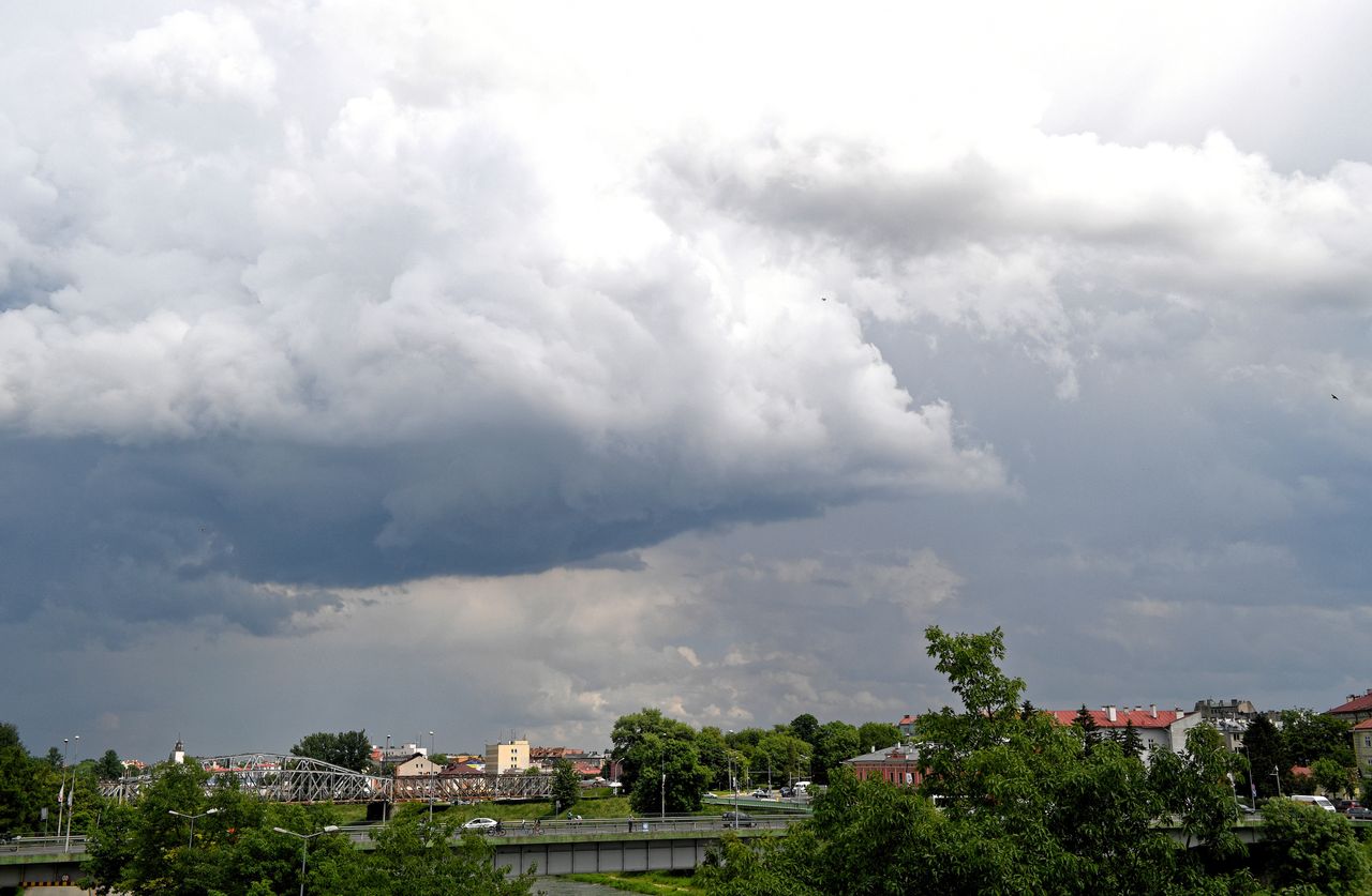 Gdzie jest burza? Grzmi już na Podlasiu i Podkarpaciu. IMGW wydaje ostrzeżenia