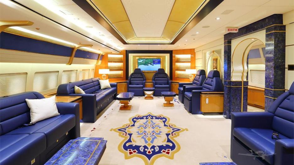 Wnętrze samolotu zdominowane jest przez złoty i niebieski kolor