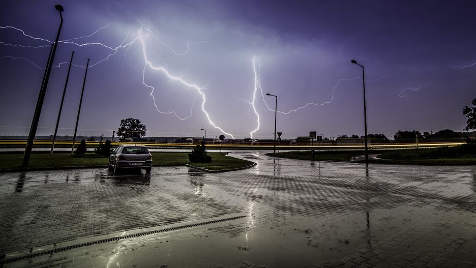 Burzowy front przechodzi nad Polską
