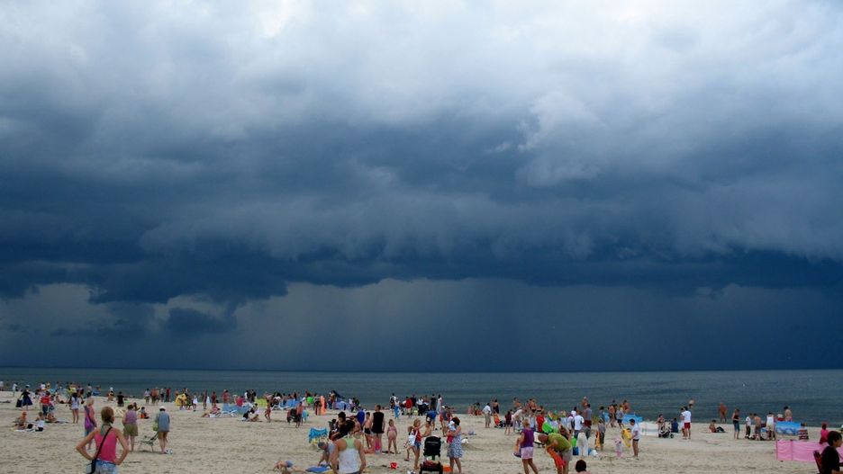 Burze i deszcz wygoniły m.in. turystów z plaż nad Bałtykiem