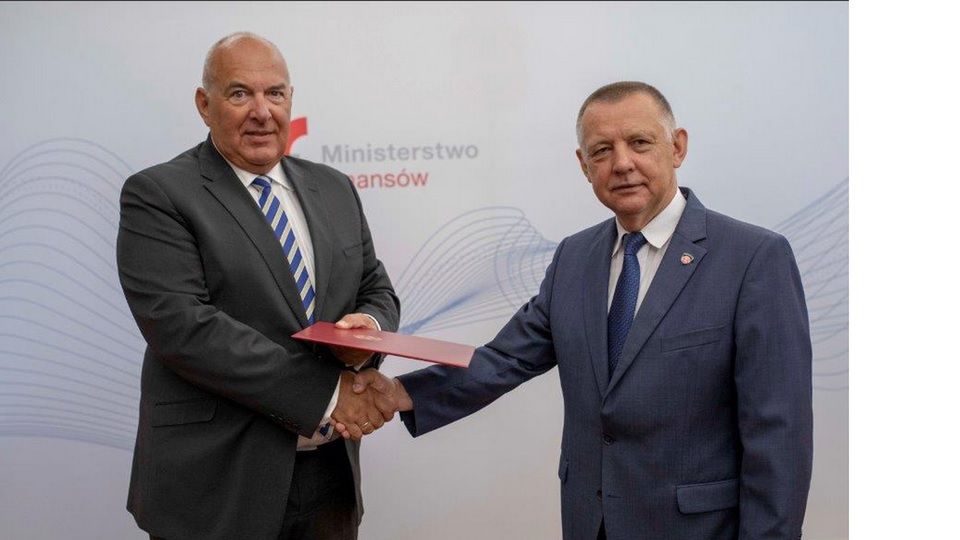 Powołano nowych wiceministrów finansów. Na zdj. wiceminister finansów Tadeusz Kościński (L) i szef resortu finansów Marian Banaś (P)