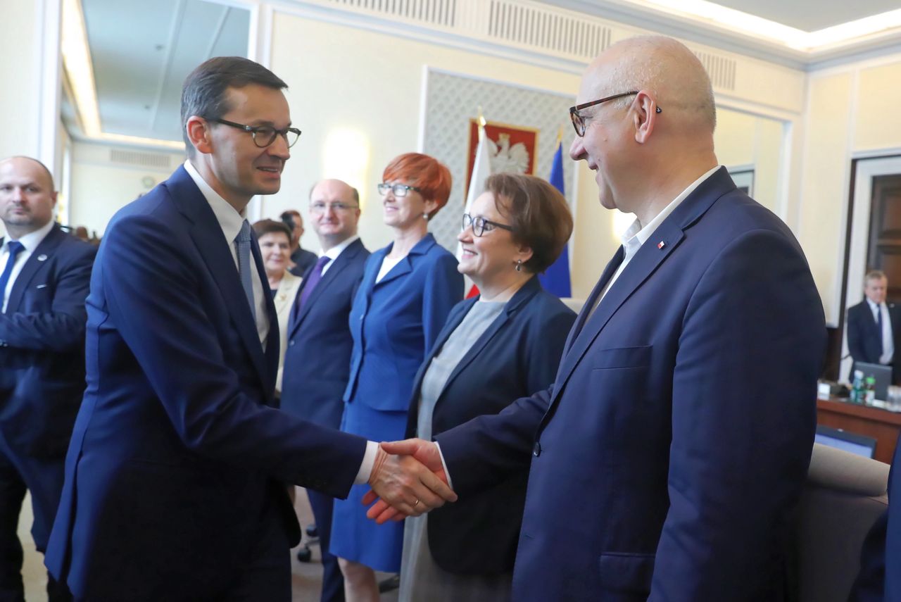 Pensje ministrów niższe niż rok wcześniej. Nawet o 100 tys. zł