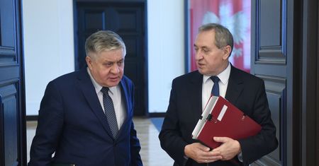 Zaostrza się walka ministrów. Padają zarzuty o "rujnowanie systemu” i obronę "reliktów PRL-u”