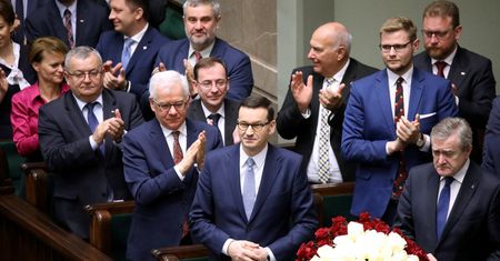 30 mln zł w dwa miesiące. Ministrowie dali nagrody urzędnikom
