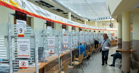 Zaskakujące opłaty w Polsce. Państwo nie żąda pieniędzy tylko od niemowlaków i nieboszczyków