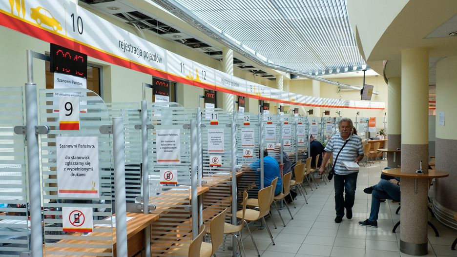 Opłata za zmianę nazwiska, za potwierdzenie obywatelstwa czy za wydanie aktu małżeństwa to tylko przykłady licznych urzędowych opłat.