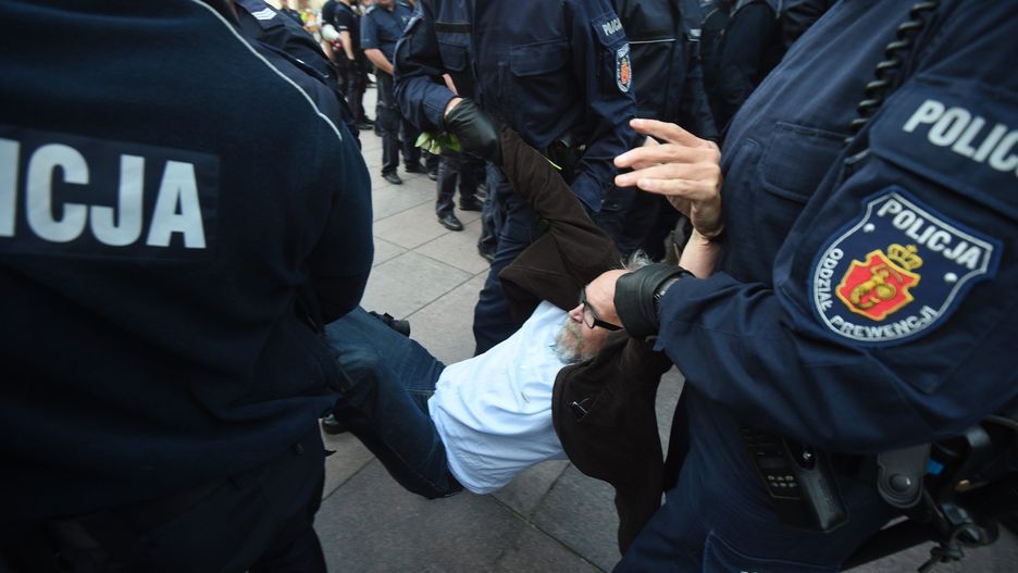 Paweł Kasprzak usuwany przez policję z trasy miesięcznicy smoleńskiej