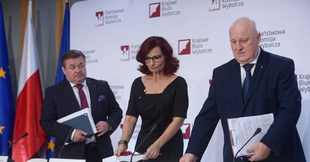 Wybory z klasą. Szefowa KBW przestała szokować strojem