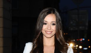 Co za widok! Ten dekolt robi oszałamiające wrażenie