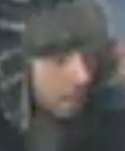 Oblał mężczyznę kwasem, poparzył twarz i klatkę piersiową. Policja publikuje zdjęcia sprawcy