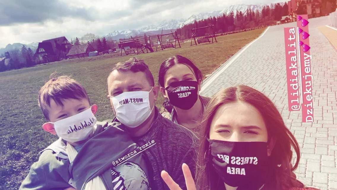 Roksana Węgiel z rodziną na spacerze