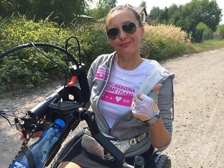 Monika Kuszyńska jeździ na rowerze