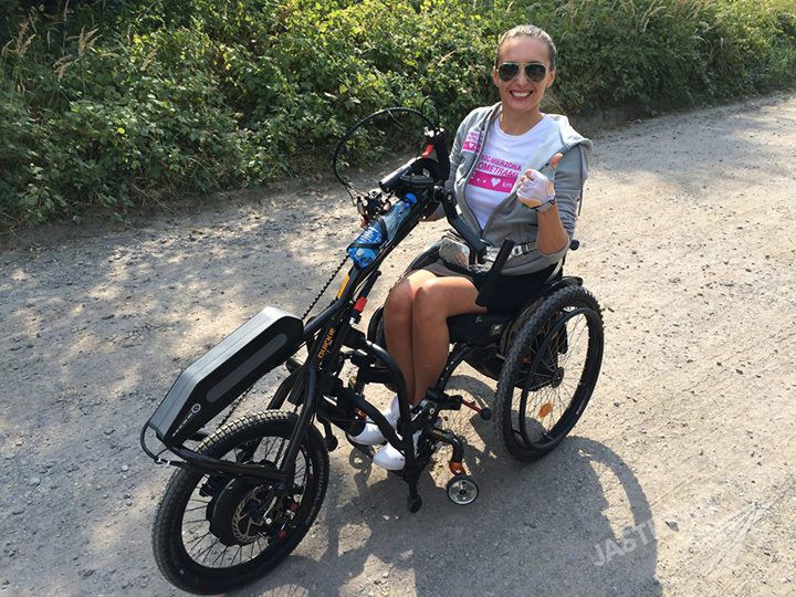 Monika Kuszyńska na rowerze