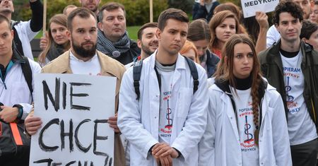 Pracują mniej, zarabiają więcej. Lekarze na emigracji współczują rodakom