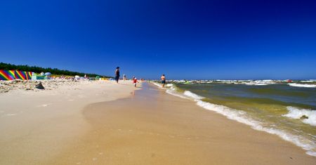 Sinice – poniedziałek, 5 sierpnia. Nim wyjedziesz nad morze, zapoznaj się z aktualną listą zamkniętych plaż nad Bałtykiem