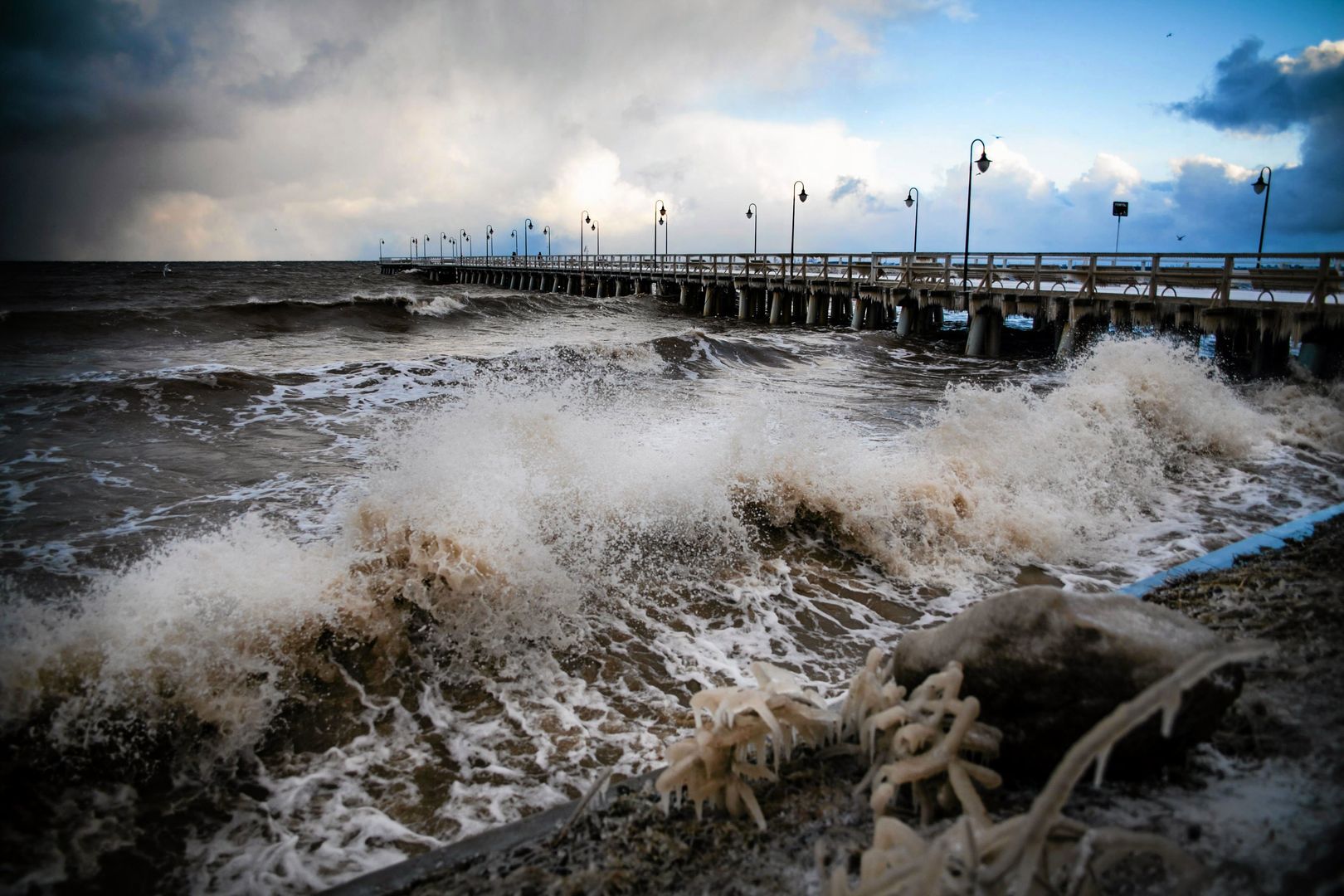 Z danych podawanych przez Instytut Meteorologii i Gospodarki Wodnej wynika, że wiatr, który smagał wybrzeże, wiał z prędkością 70 km/h, ale w porywach osiągał nawet 95 km/h