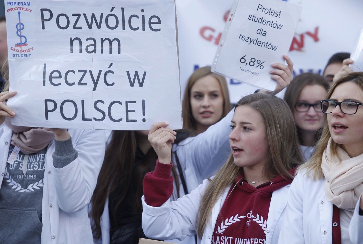 Nie wyjadą? Rekruterka tłumaczy dlaczego zagraniczne szpitale nie czekają na młodych lekarzy z Polski