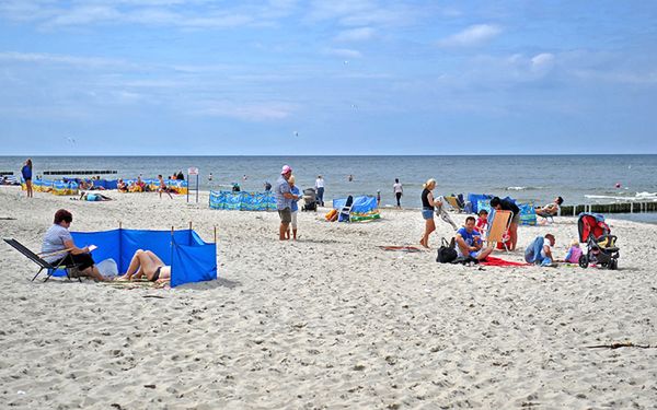 Wczasowicze narzekają na szum morza i piasek między nogami