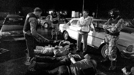 Sutenerzy zostali zakuci w kajdanki i oddani w ręce policji