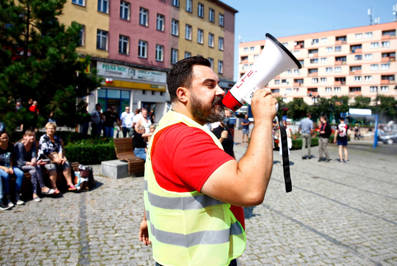 Marsz Równości w Zabrzu. Przyszedł sam organizator, wokół niego kilkudziesięciu policjantów