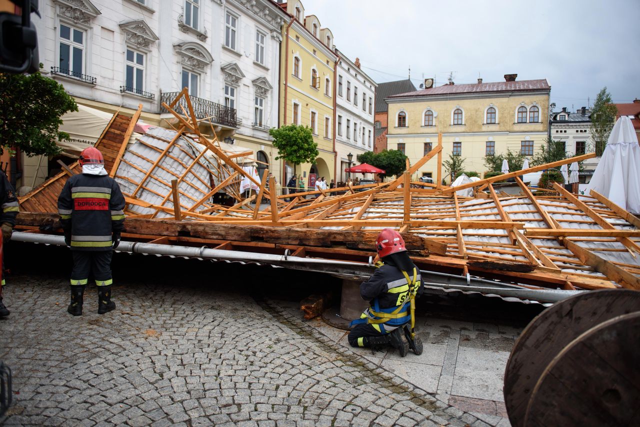 Co burza to lecą dachy w Polsce. Mistrz dekarzy mówi, skąd się biorą "latawce"