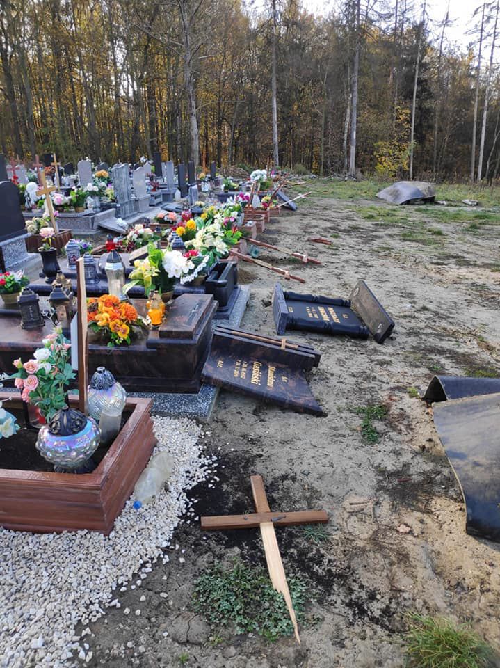 Zabrze. Nieznani sprawcy zdewastowali groby. Parafianie oburzeni