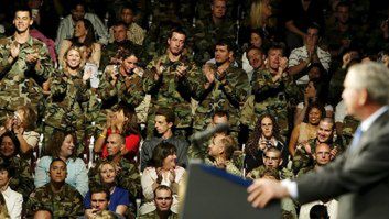 Bush przemawia do przedstawicieli personelu wojskowego Idaho National Guardsmen i ich rodzin