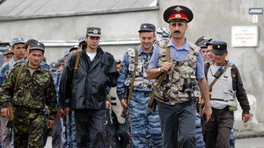 Milicja i żołnierze w pobliżu okupowanej szkoły