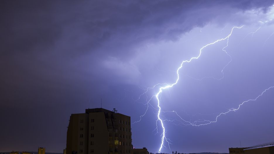 IMGW wydał ostrzeżenia przed burzami dla ośmiu województw