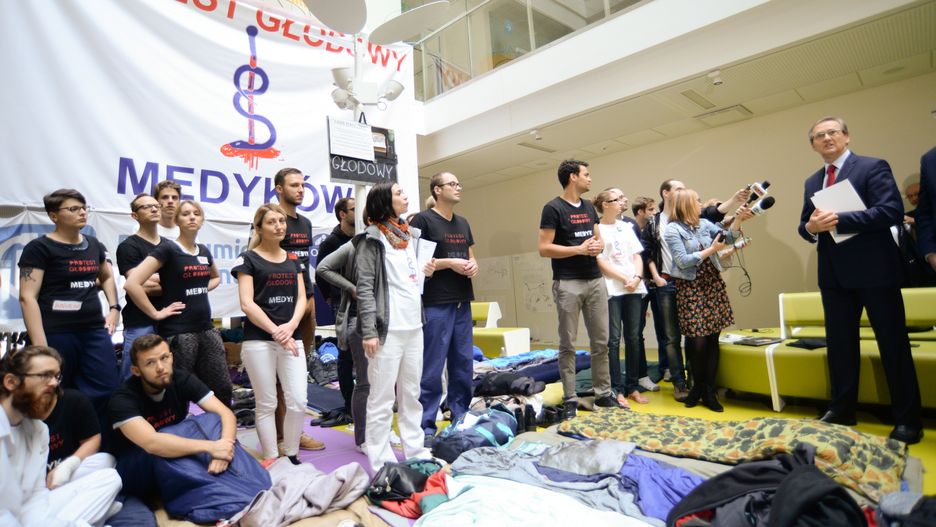 Lekarze rezydencji domagają się zwiększenia nakładów na służbę zdrowia do 6,8 proc. PKB