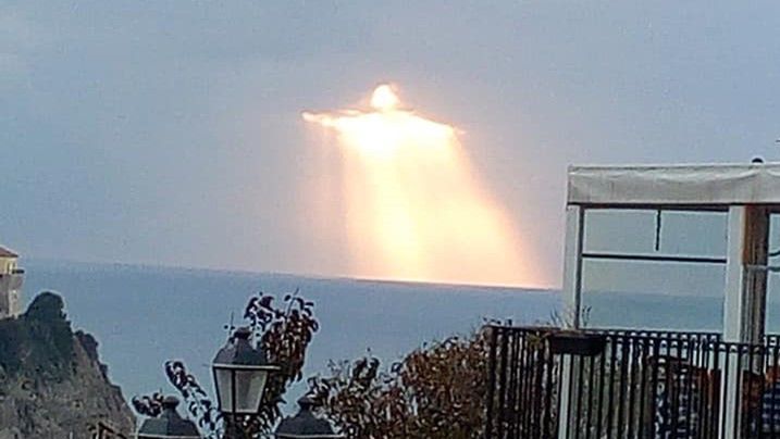 Jezus nad morzem Tyrreńskim we Włoszech. Według niektórych, jest to zapowiedź końca świata.