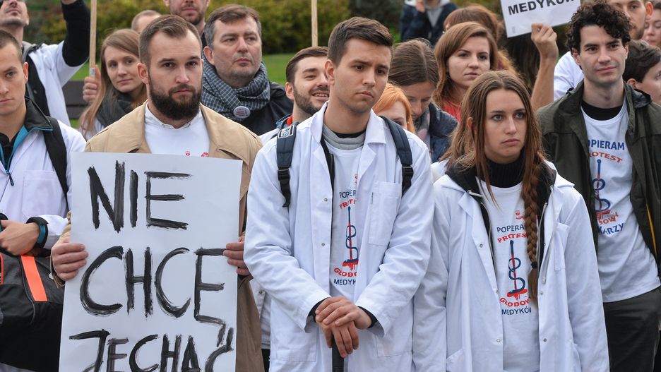 Młodzi lekarze protestują, bo nie chcą emigrować 
