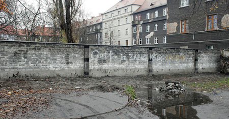 Mieszkańcy kamienicy z Zabrza stawiają mur. Mają dosyć Romów