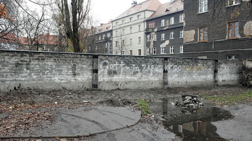 W 2017 r. w Zabrzu postawiono pierwszy mur odgradzający mieszkańców kamienicy od Romów