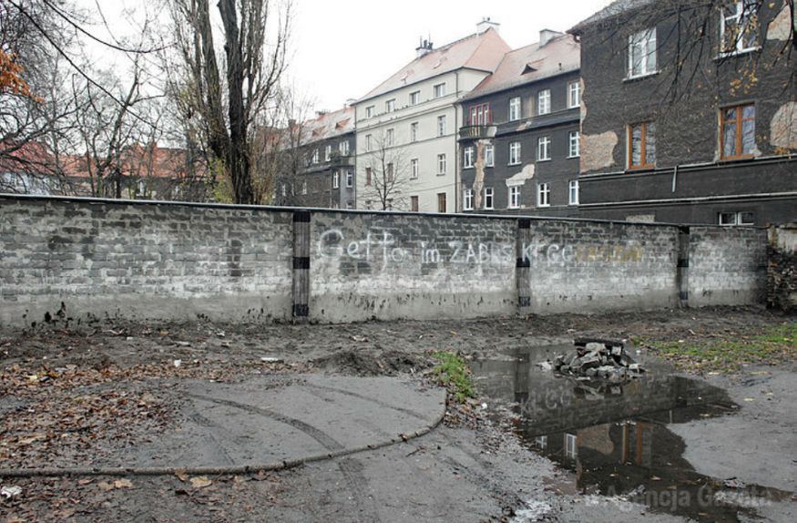 W 2017 r. w Zabrzu postawiono pierwszy mur odgradzający mieszkańców kamienicy od Romów