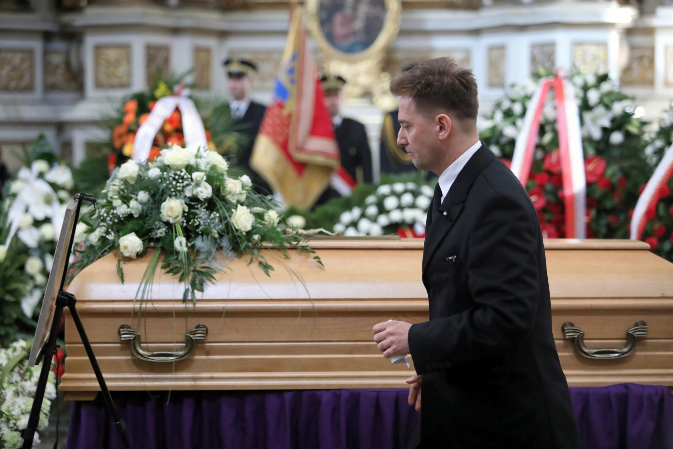 Rafał Królikowski na pogrzebie brata. 