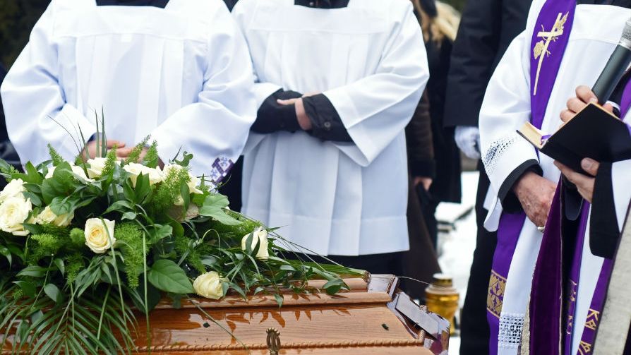 Uśredniając - w kancelarii parafialnej za pogrzeb płacimy 598 złotych. Nie obejmuje to kosztów zakładu pogrzebowego.