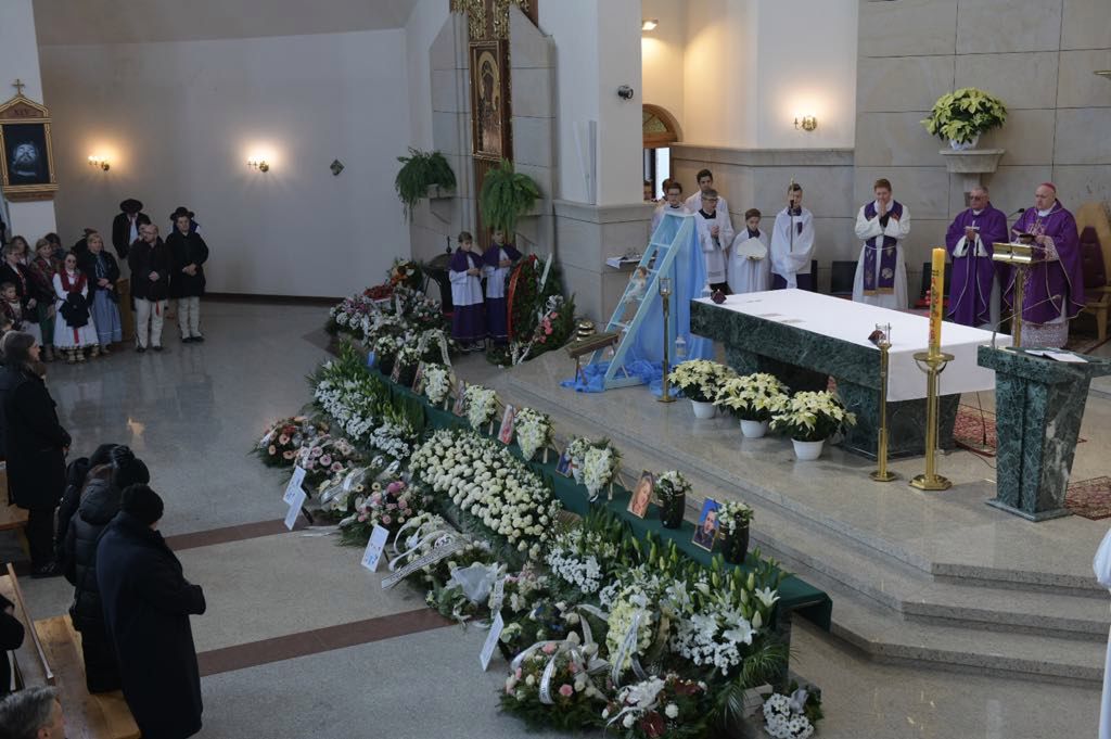 Szczyrk. Trwa pogrzeb ofiar tragicznego wybuchu. 8 urn przy ołtarzu