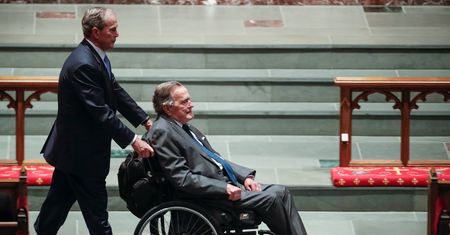 Bush senior w szpitalu dzień po pogrzebie żony. Infekcja może zagrażać jego życiu