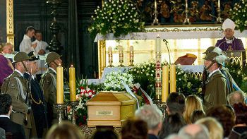 Trumna z ciałem Czesława Miłosza