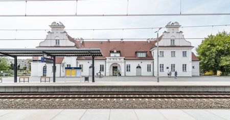 Fundusze europejskie. Dworce bardziej dostępne dla niepełnosprawnych i inwestycje w portach