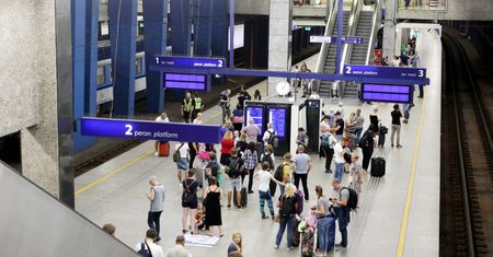 Pociąg PKP Intercity dwie godziny stał na dworcu w Warszawie. Podejrzenie koronawirusa