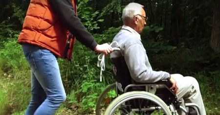Niepełnosprawny starzec przywiązany do drzewa w lesie. Kiedyś sam zrobił coś podobnego
