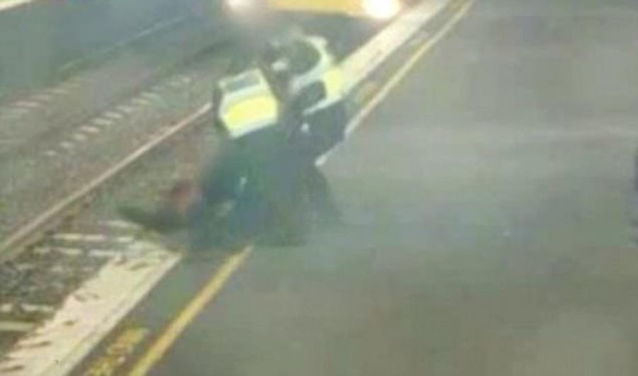 Kamera nagrała chwile grozy. Uratowali kobietę sekundy przed nadjeżdżającym pociągiem