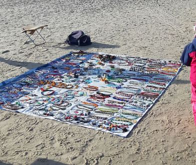 W Kołobrzegu jak w lecie. Rozstawiają już stragany