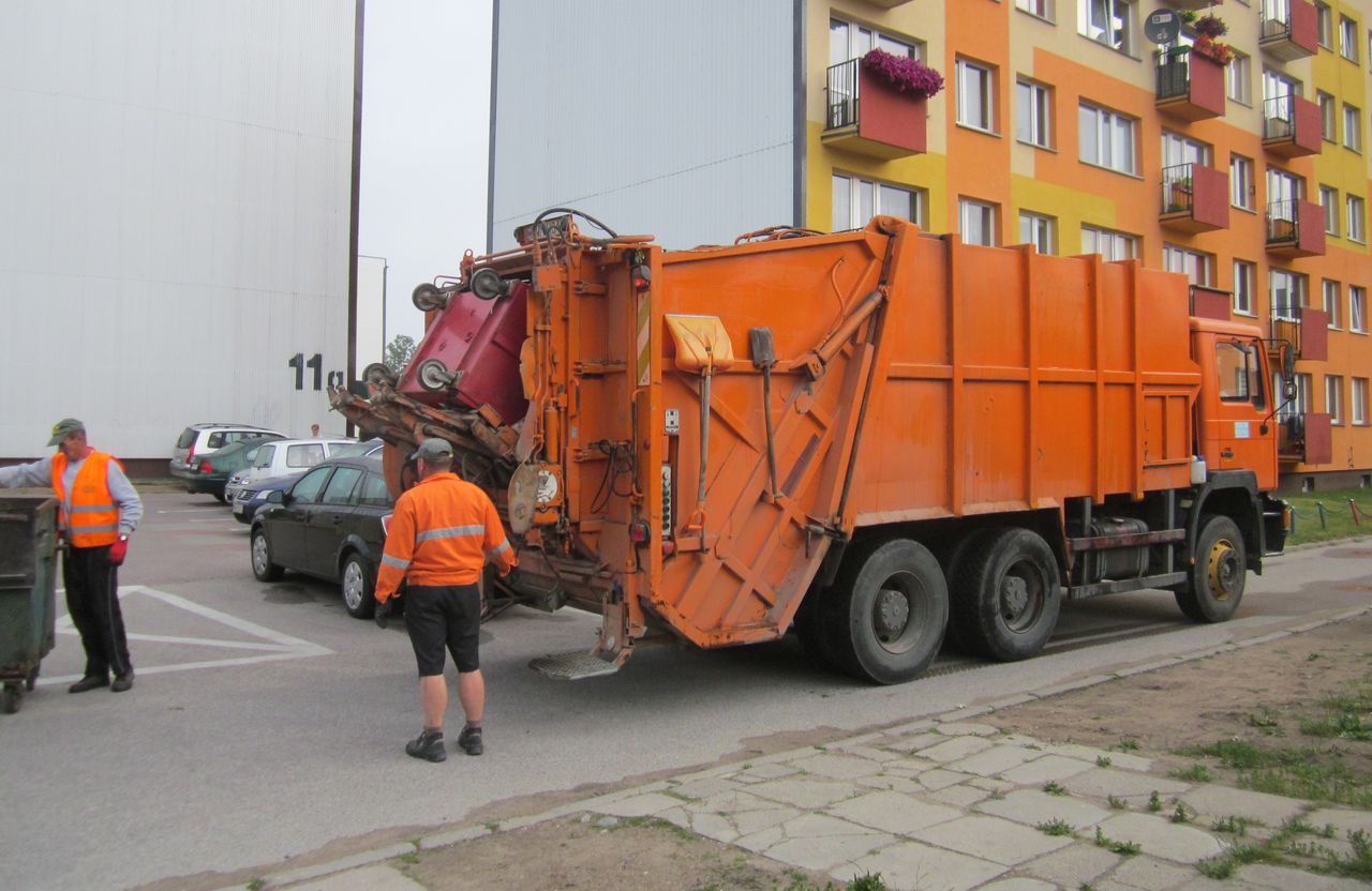 Stojkowo. Śmiertelny wypadek, śmieciarka potrąciła 2-latka