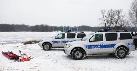 Dryfował w Warcie w Poznaniu. Policjanci uratowali 36-latka