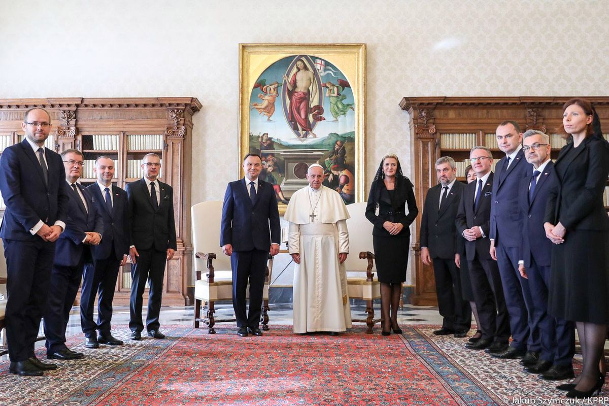 Andrzej Duda po raz trzeci z wizytą u papieża. Zachwalał działania prorodzinne i wręczył kosz podarków
